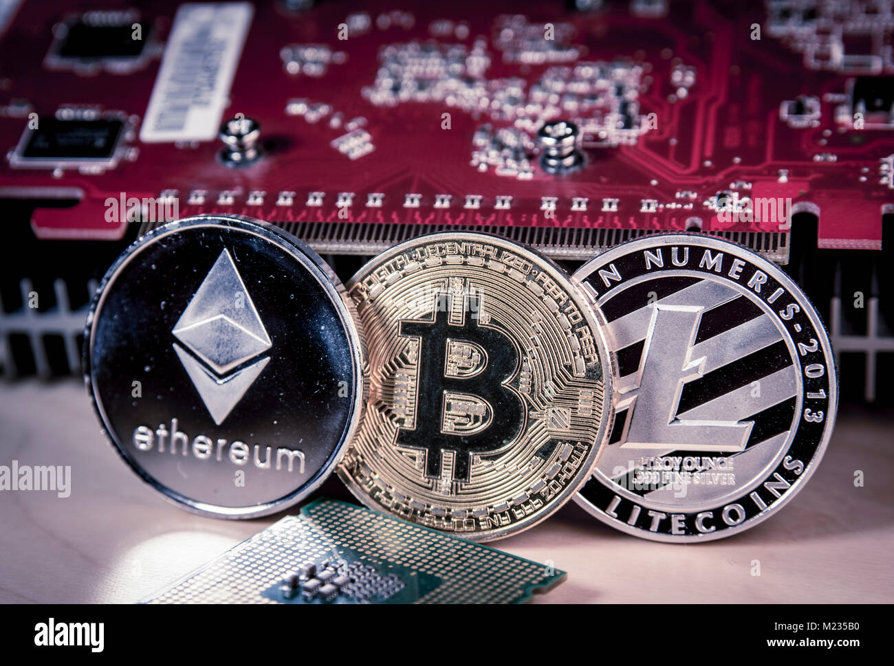 Avec concept financier bitcoin physique, ethereum et Litecoin avec une carte vidéo. Cryptocurrency et minière concept Banque D'Images