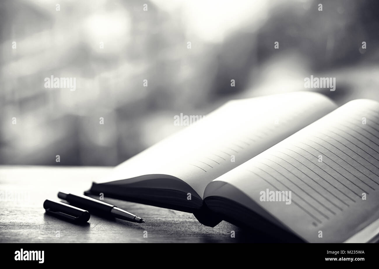 Livre Ouvert Et Un Tableau Noir Et Blanc Photo Stock Alamy