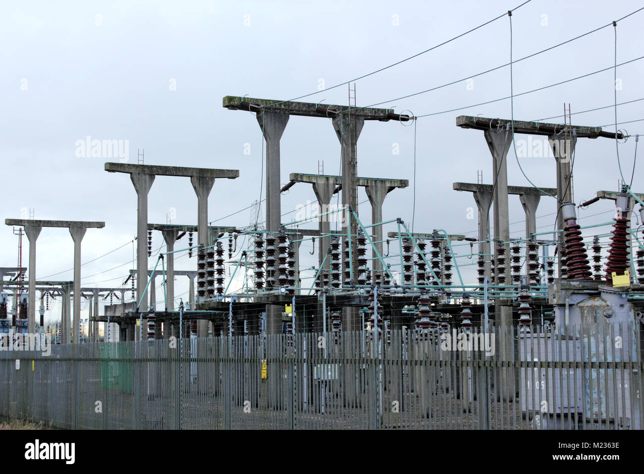 Sous-station d'électricité montrant les fils et pylônes Banque D'Images