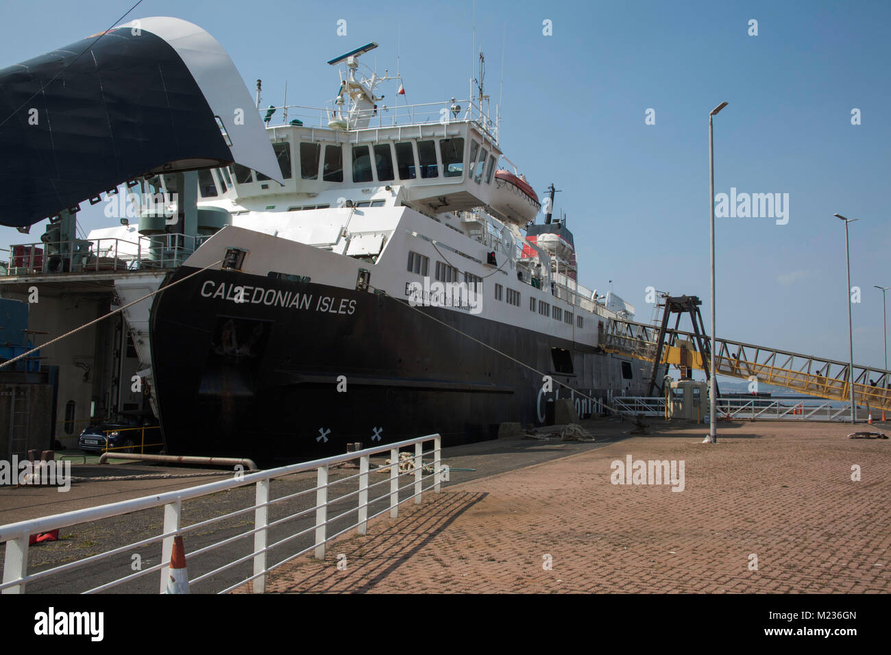 Arran ferry Caledonian Isles ou Chaledonia Eileanan de voile sur Arran Brodick le débarquement des passagers à Ardrossan Harbour Ayrshire en Écosse Banque D'Images