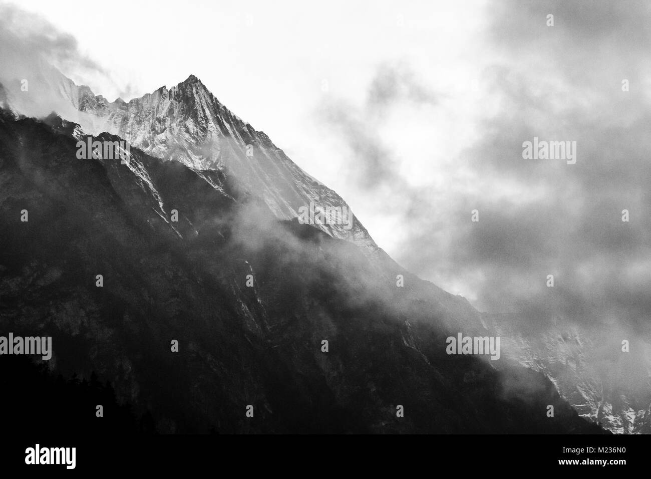 Himalaya tôt le matin, image en noir et blanc. Le Népal, Annapurna Circle Banque D'Images