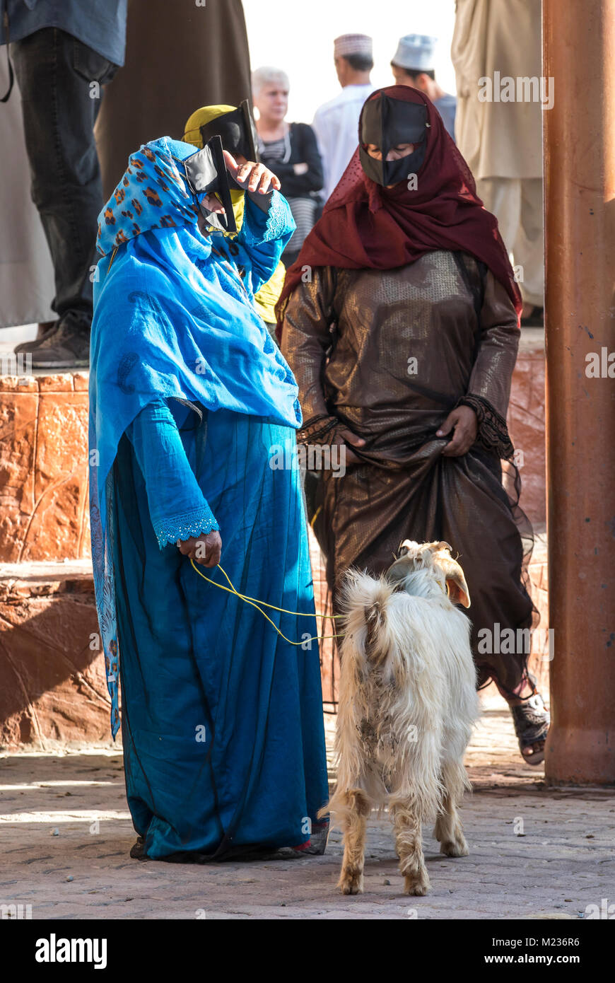 Nizwa, Oman, Février 2nd, 2018 : les femmes omanaises à un marché de chèvre Banque D'Images