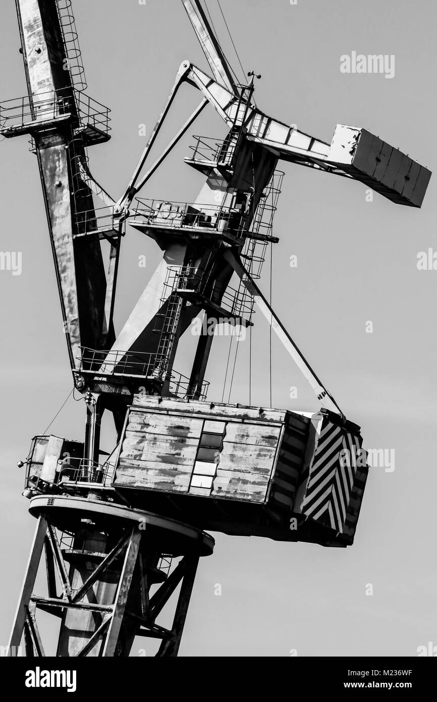 Chantier naval de Gdansk, Pologne. Style rétro noir et blanc. Des grues, des vieux bâtiments, chantier naval structures rouillées. Banque D'Images