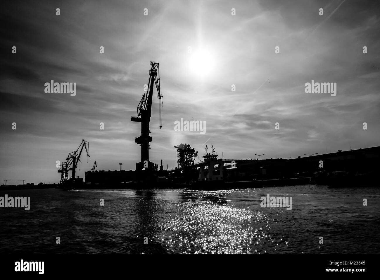 Chantier naval de Gdansk, Pologne. Style rétro noir et blanc. Des grues, des vieux bâtiments, chantier naval structures rouillées. Banque D'Images