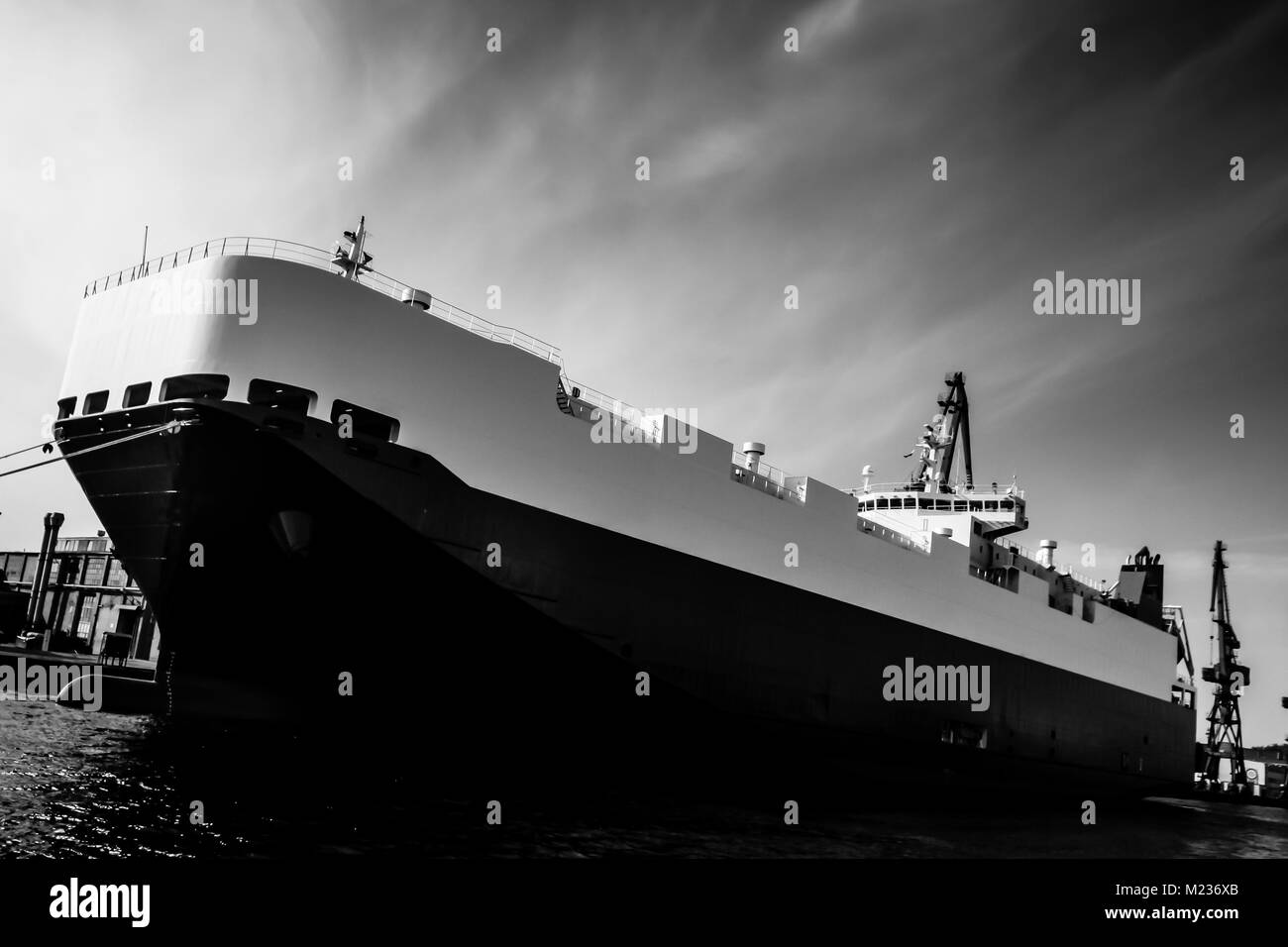 Chantier naval de Gdansk, Pologne. Style rétro noir et blanc. Des grues, des vieux bâtiments, chantier naval structures rouillées. Banque D'Images