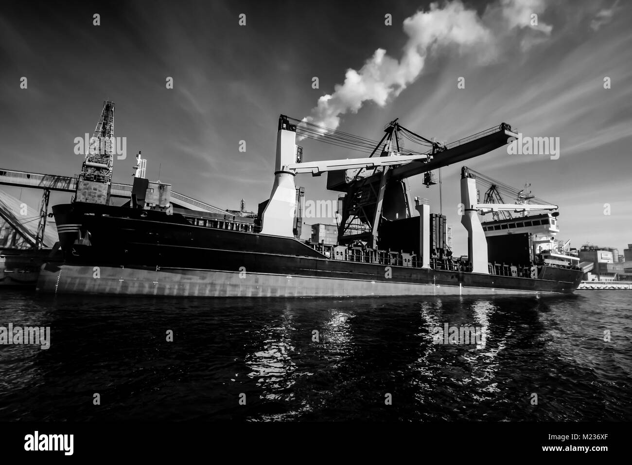 Chantier naval de Gdansk, Pologne. Style rétro noir et blanc. Des grues, des vieux bâtiments, chantier naval structures rouillées. Banque D'Images