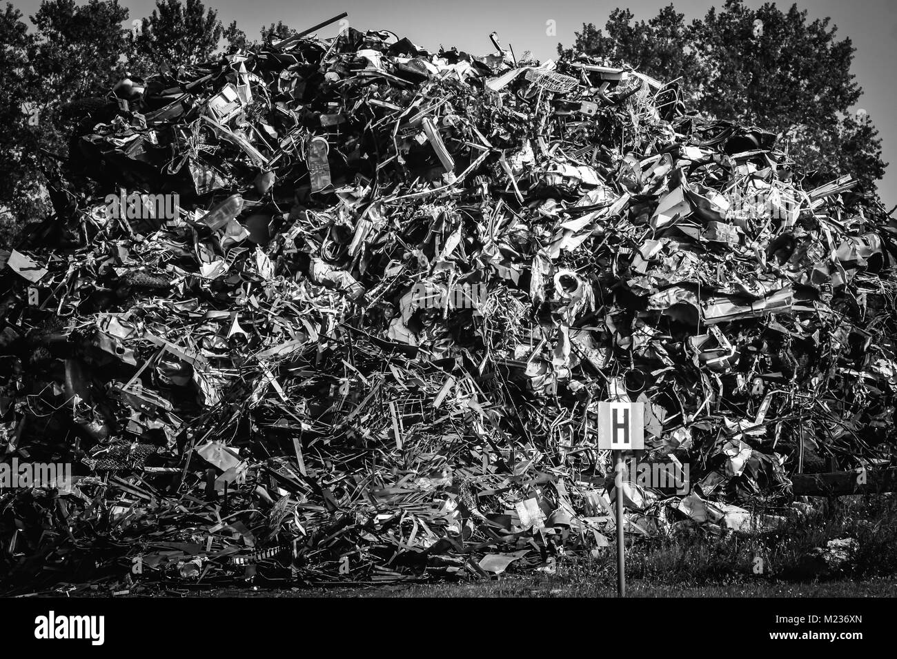 Chantier naval de Gdansk, Pologne. Style rétro noir et blanc. Des grues, des vieux bâtiments, chantier naval structures rouillées. Banque D'Images