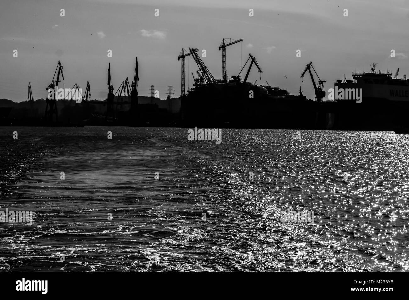 Chantier naval de Gdansk, Pologne. Style rétro noir et blanc. Des grues, des vieux bâtiments, chantier naval structures rouillées. Banque D'Images