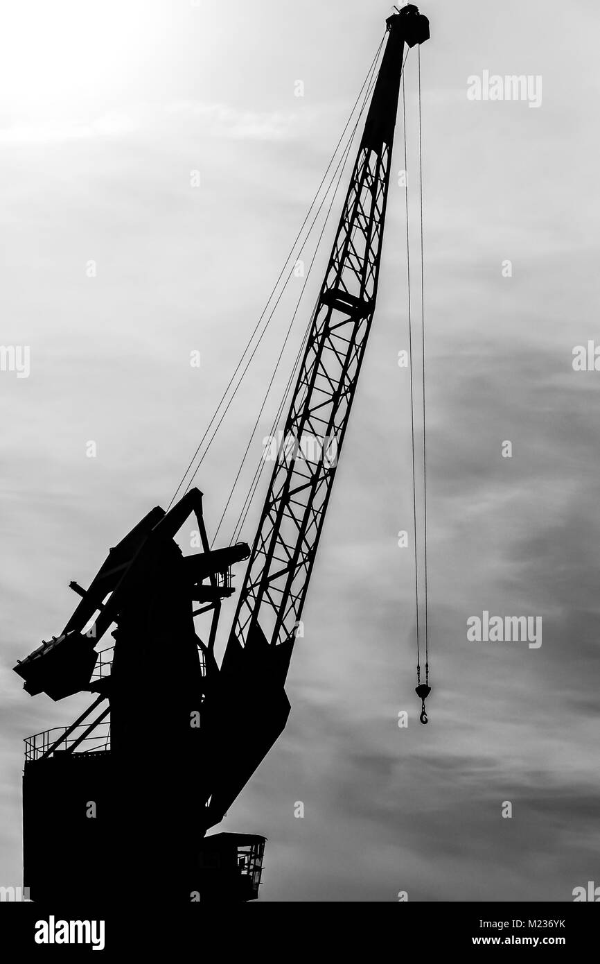 Chantier naval de Gdansk, Pologne. Style rétro noir et blanc. Des grues, des vieux bâtiments, chantier naval structures rouillées. Banque D'Images