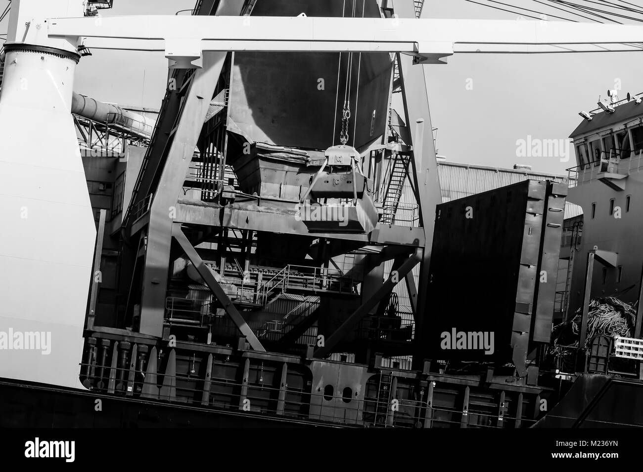 Chantier naval de Gdansk, Pologne. Style rétro noir et blanc. Des grues, des vieux bâtiments, chantier naval structures rouillées. Banque D'Images