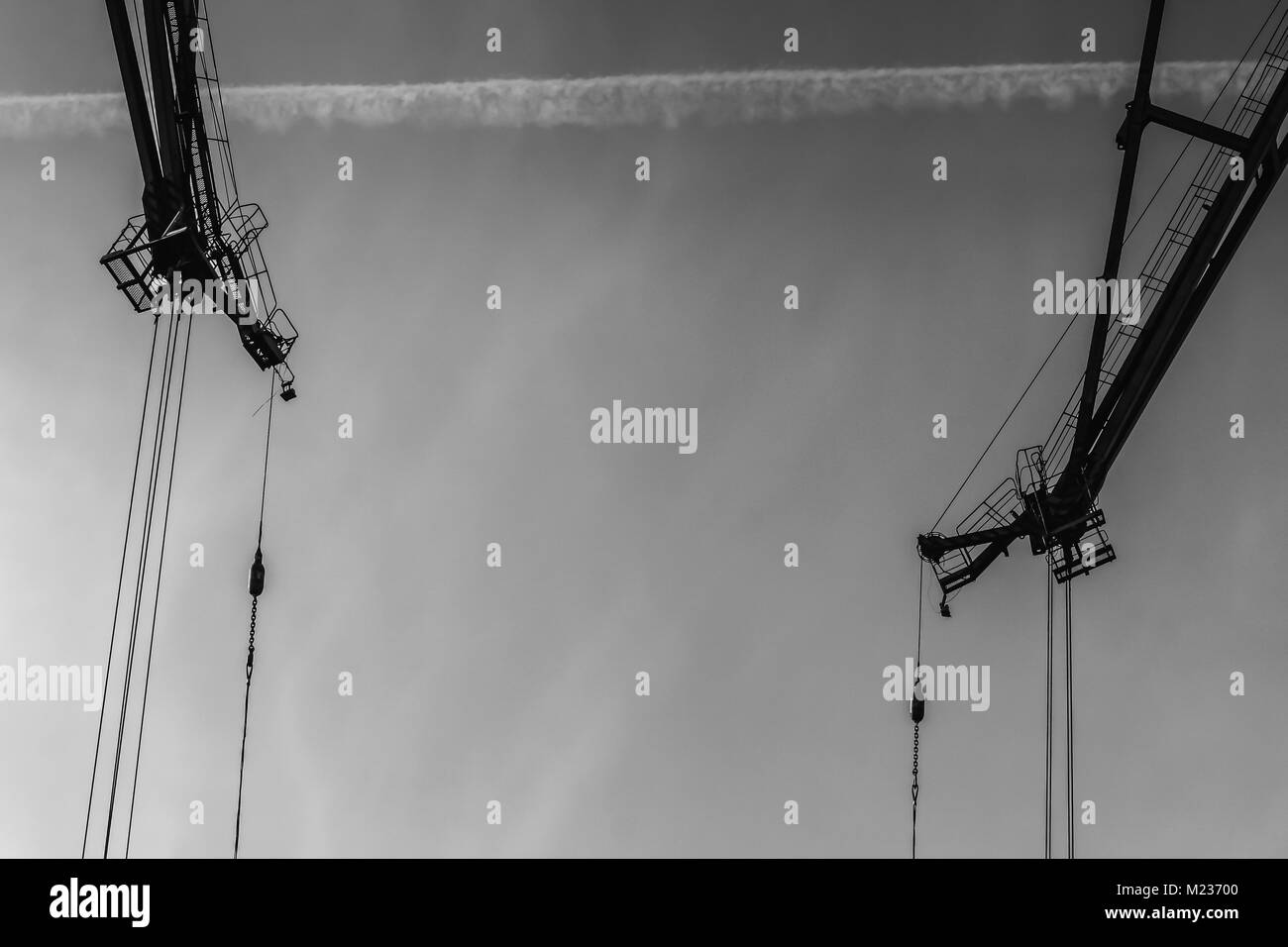 Chantier naval de Gdansk, Pologne. Style rétro noir et blanc. Des grues, des vieux bâtiments, chantier naval structures rouillées. Banque D'Images