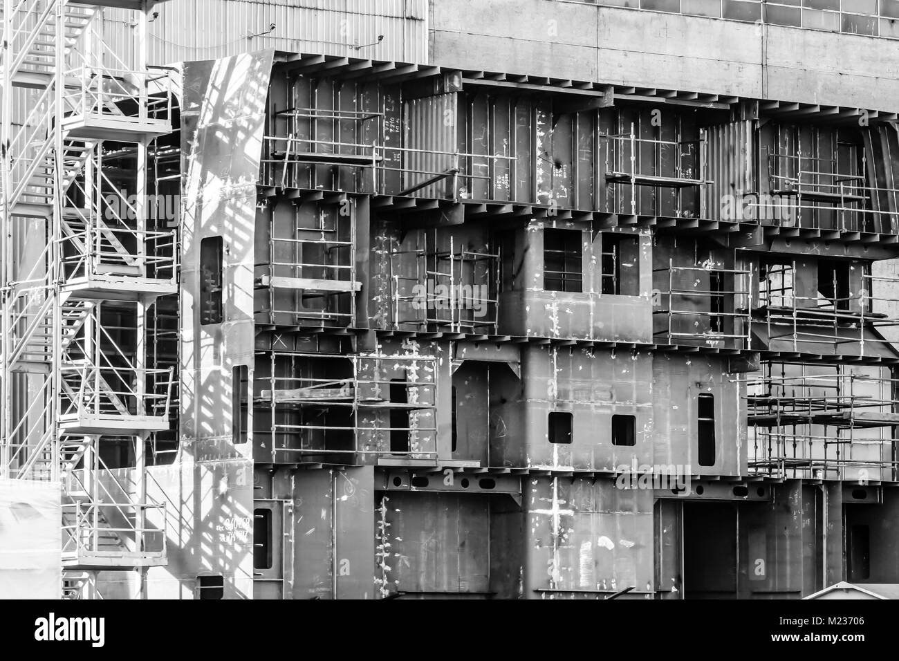 Chantier naval de Gdansk, Pologne. Style rétro noir et blanc. Des grues, des vieux bâtiments, chantier naval structures rouillées. Banque D'Images