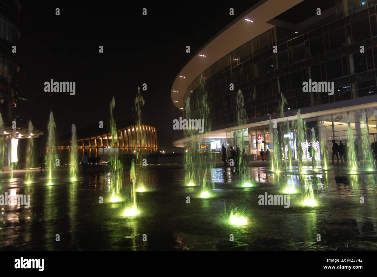 MILAN, ITALIE - 30 octobre 2016 : financial district Vue de nuit. L'eau des fontaines illuminées. Les gratte-ciel modernes dans Gae Aulenti square. La banque Unicredit à Banque D'Images