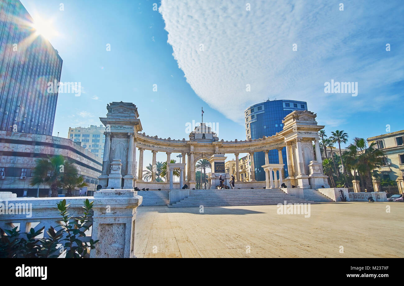 Alexandrie, Egypte - le 17 décembre 2017 : La garde d'honneur au monument au Soldat inconnu à El Gondy El Maghool Square, le 17 décembre à Alexandr Banque D'Images