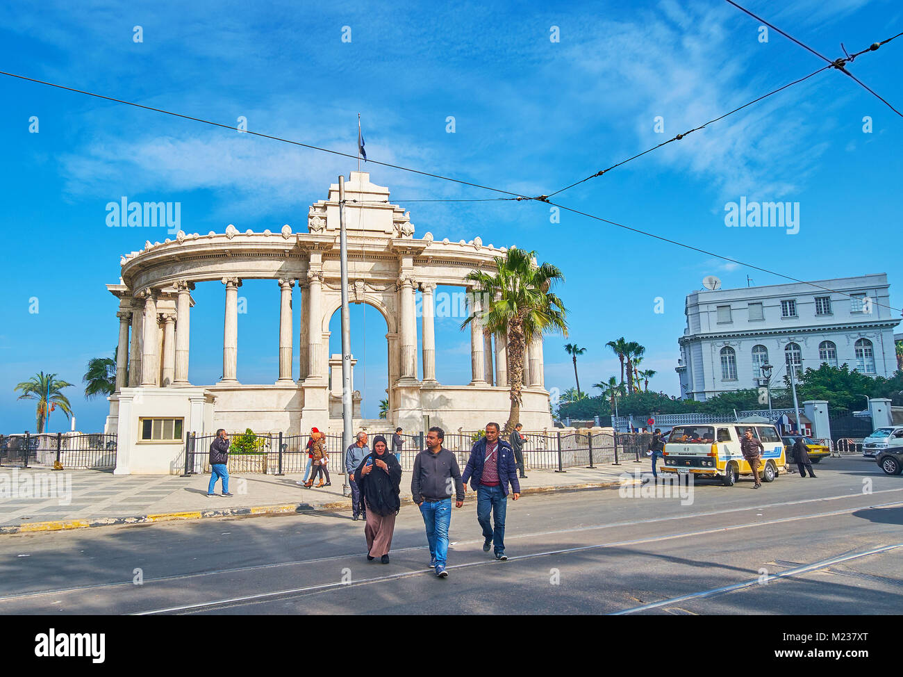 Alexandrie, Egypte - le 17 décembre 2017 : l'arrière du monument dédié au Soldat Inconnu - la colonnade en pierre, situé à El Gondy El Maghoo Banque D'Images