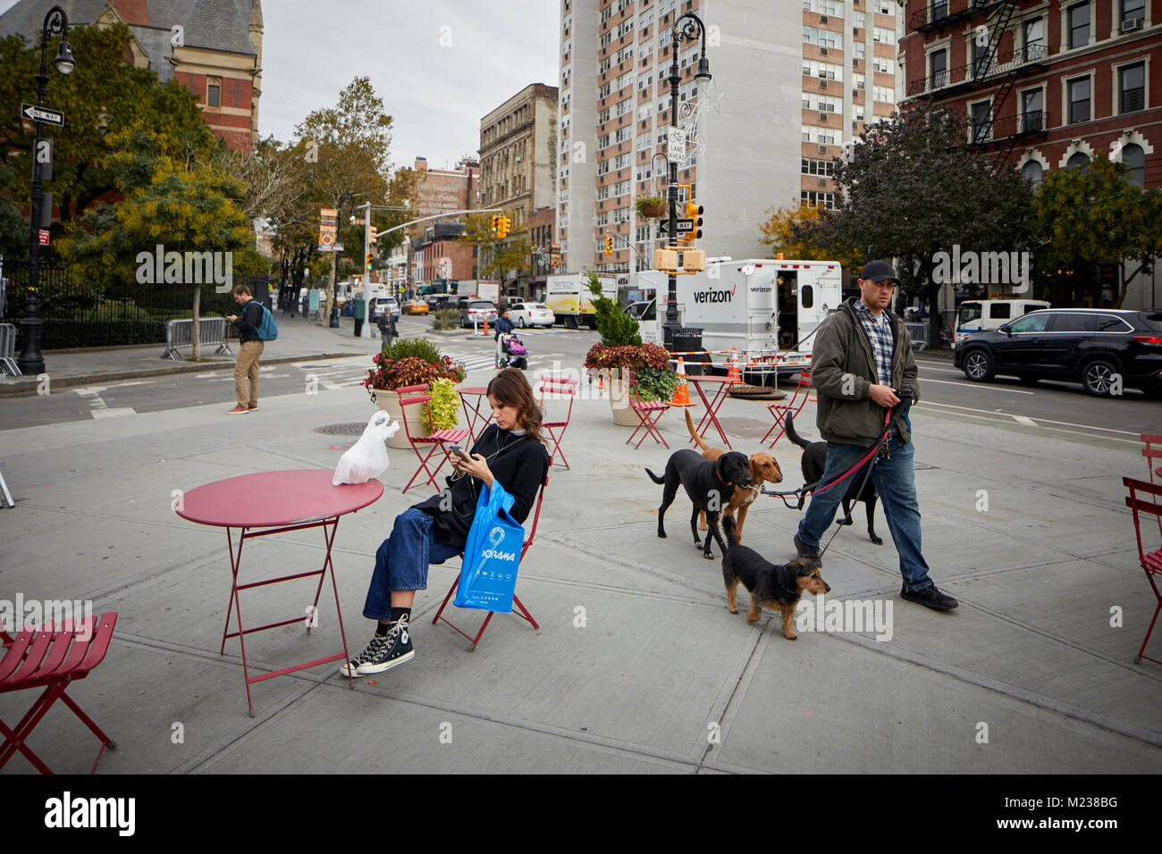 La ville de New York à Manhattan, coin de la chaussée sur le trottoir Banque D'Images