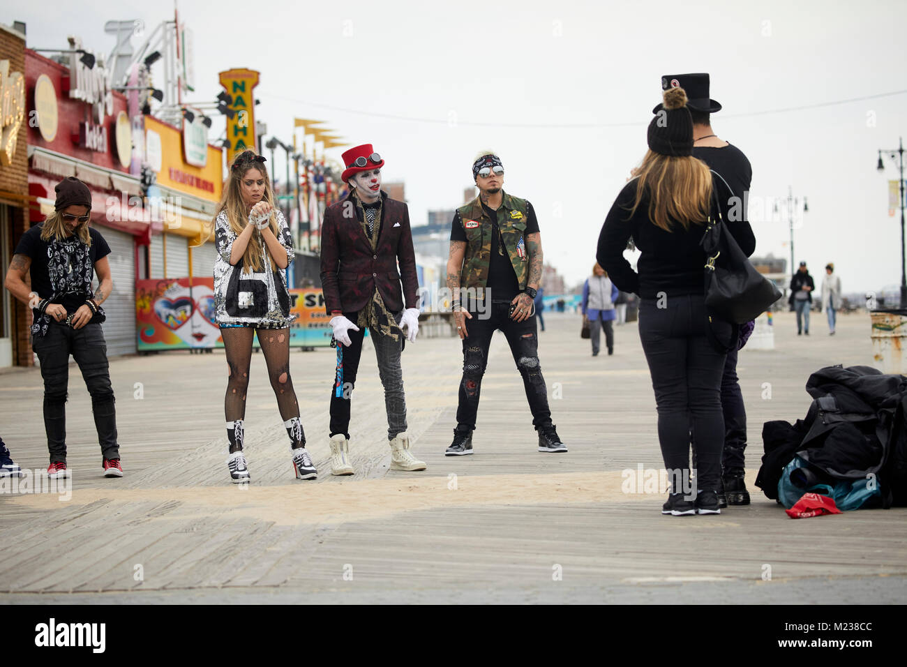 New York city Coney Island à Brooklyn, jeune groupe pop ont un photoshoot sur la promenade Banque D'Images