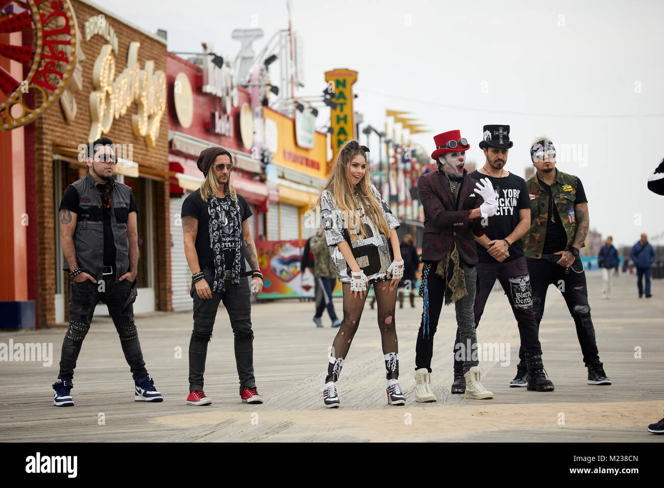 New York city Coney Island à Brooklyn, jeune groupe pop ont un photoshoot sur la promenade Banque D'Images