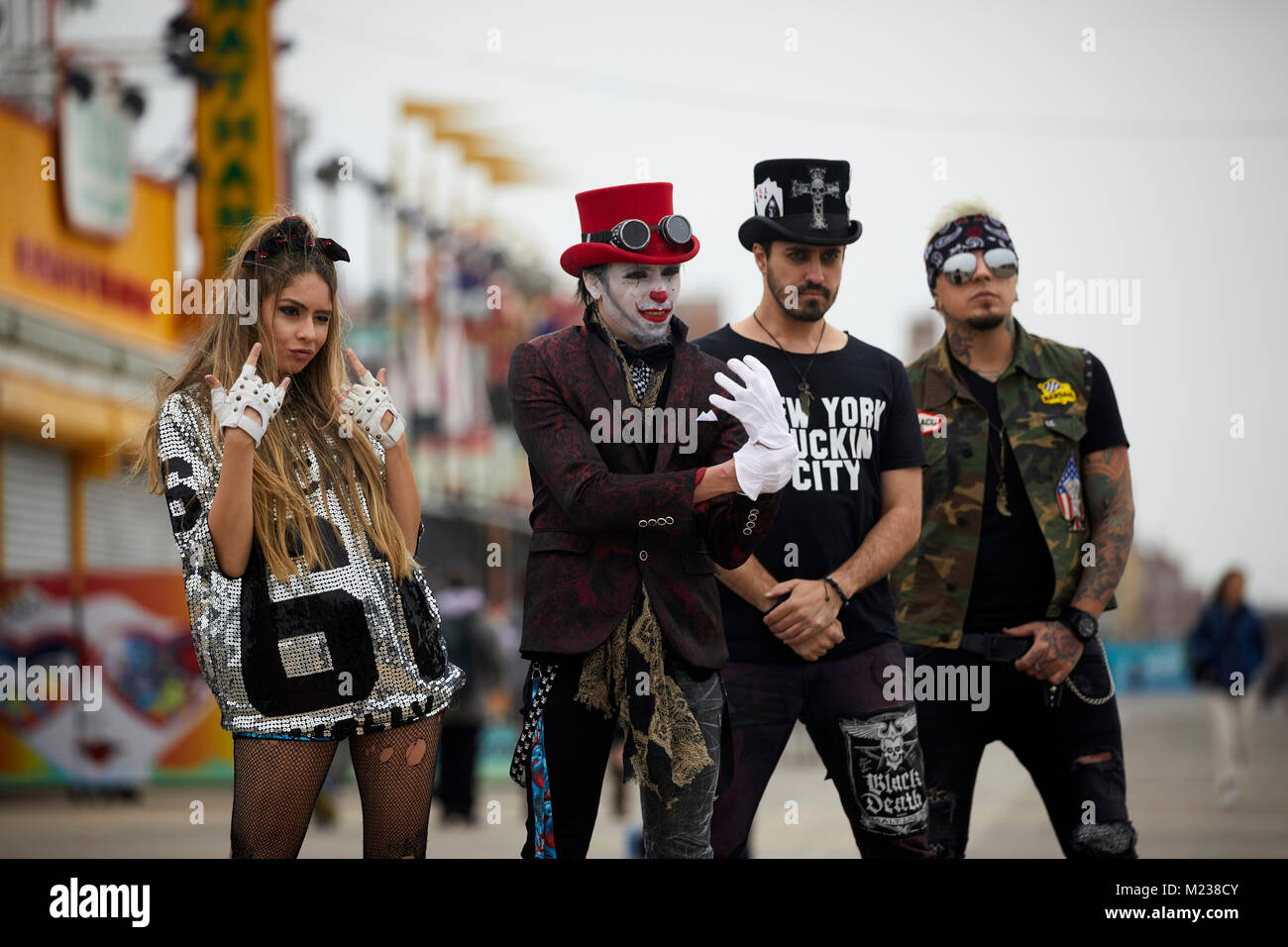 New York city Coney Island à Brooklyn, jeune groupe pop ont un photoshoot sur la promenade Banque D'Images