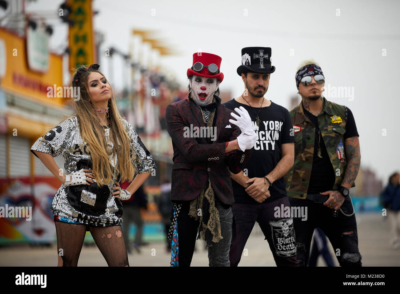 New York city Coney Island à Brooklyn, jeune groupe pop ont un photoshoot sur la promenade Banque D'Images