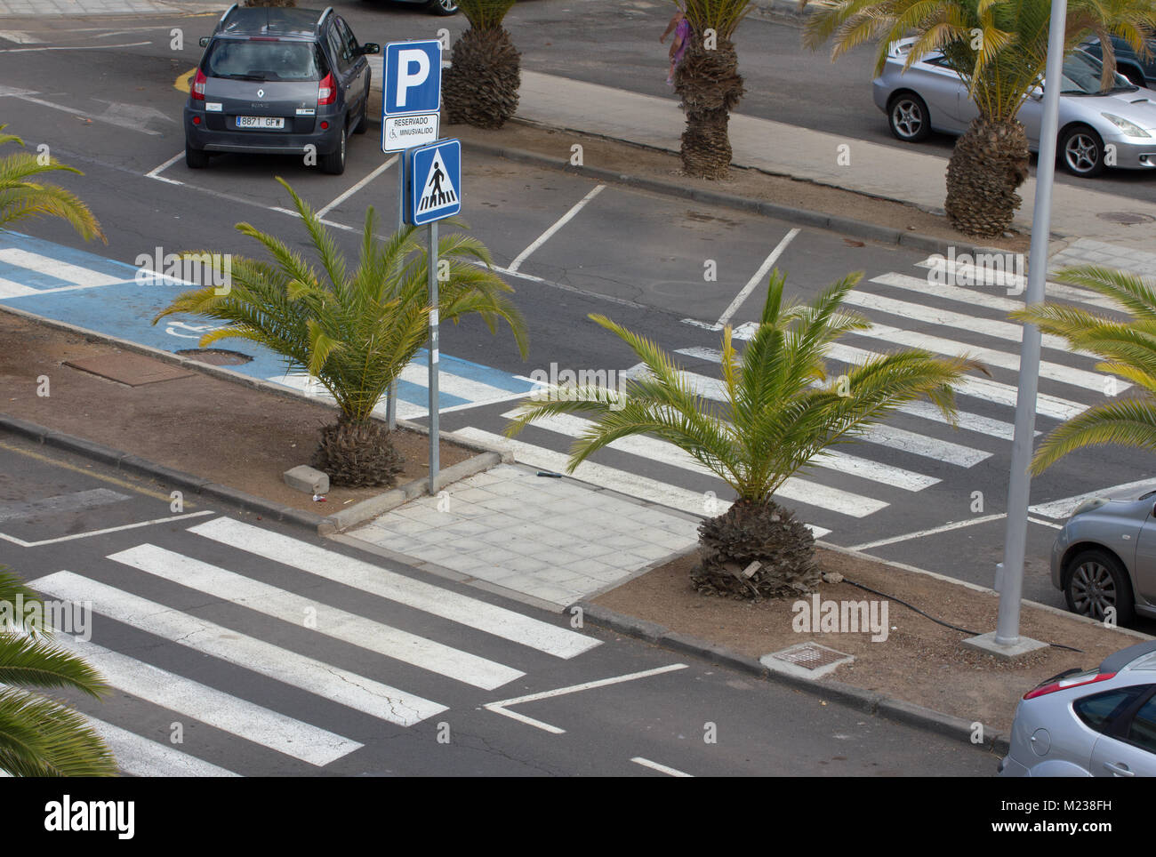 Passage piétons dans une rue résidentielle et un parking gratuit dans la rue à Los Cristianos, Tenerife, 2016 Banque D'Images