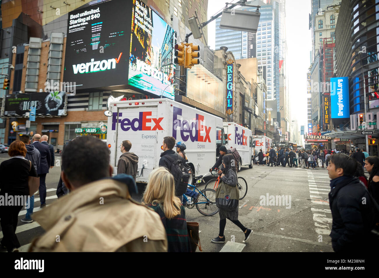 New York City Manhattan, 8e Avenue carrefour plein de camionnettes de livraison de colis FedEx Banque D'Images