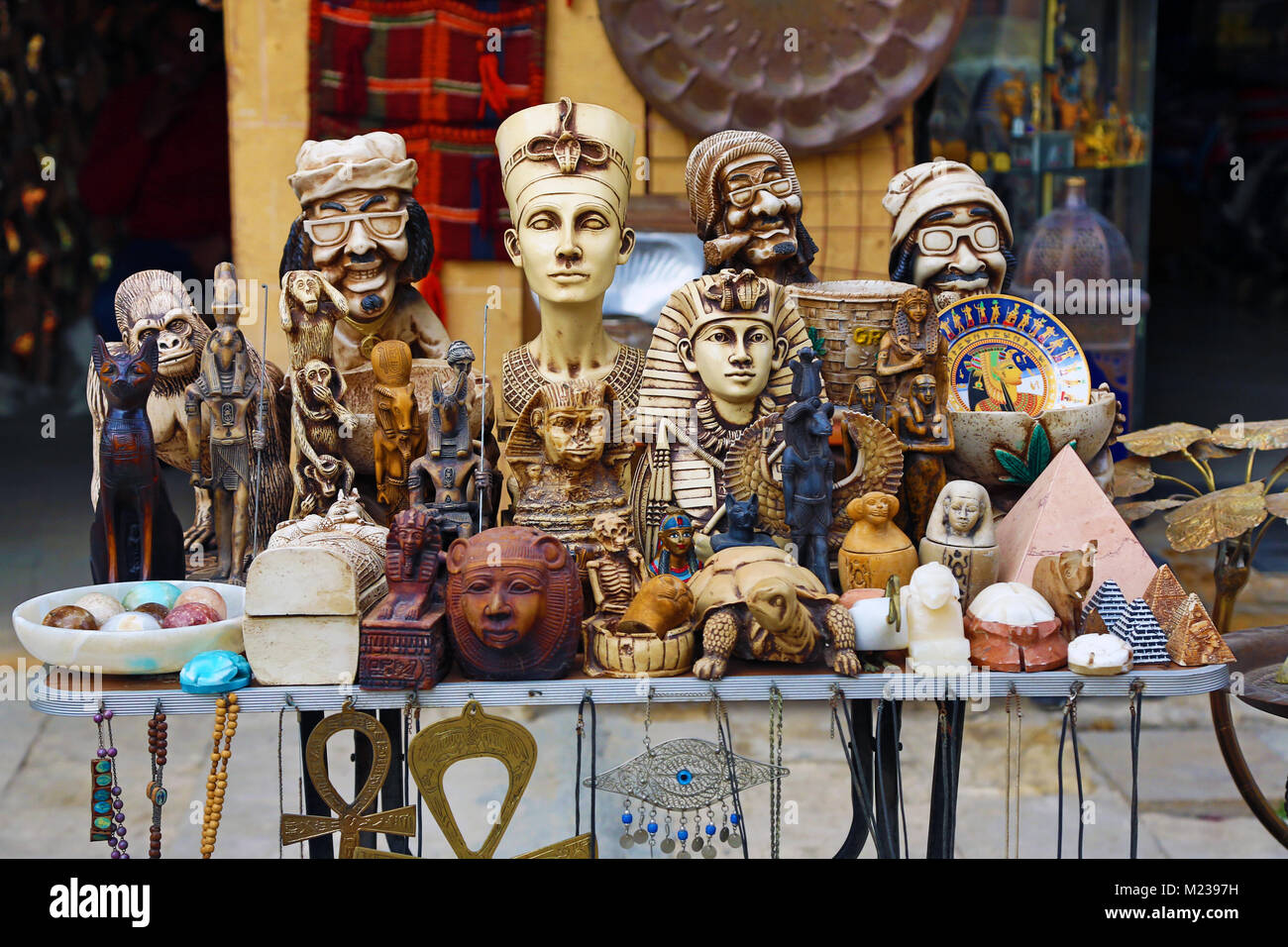 Scène de rue avec des magasins vendant des souvenirs touristiques au Caire, Egypte Banque D'Images