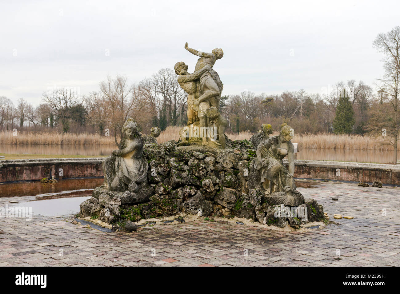 Fontaine à Karolyi palace dans Nagymagocs, Hongrie. Banque D'Images