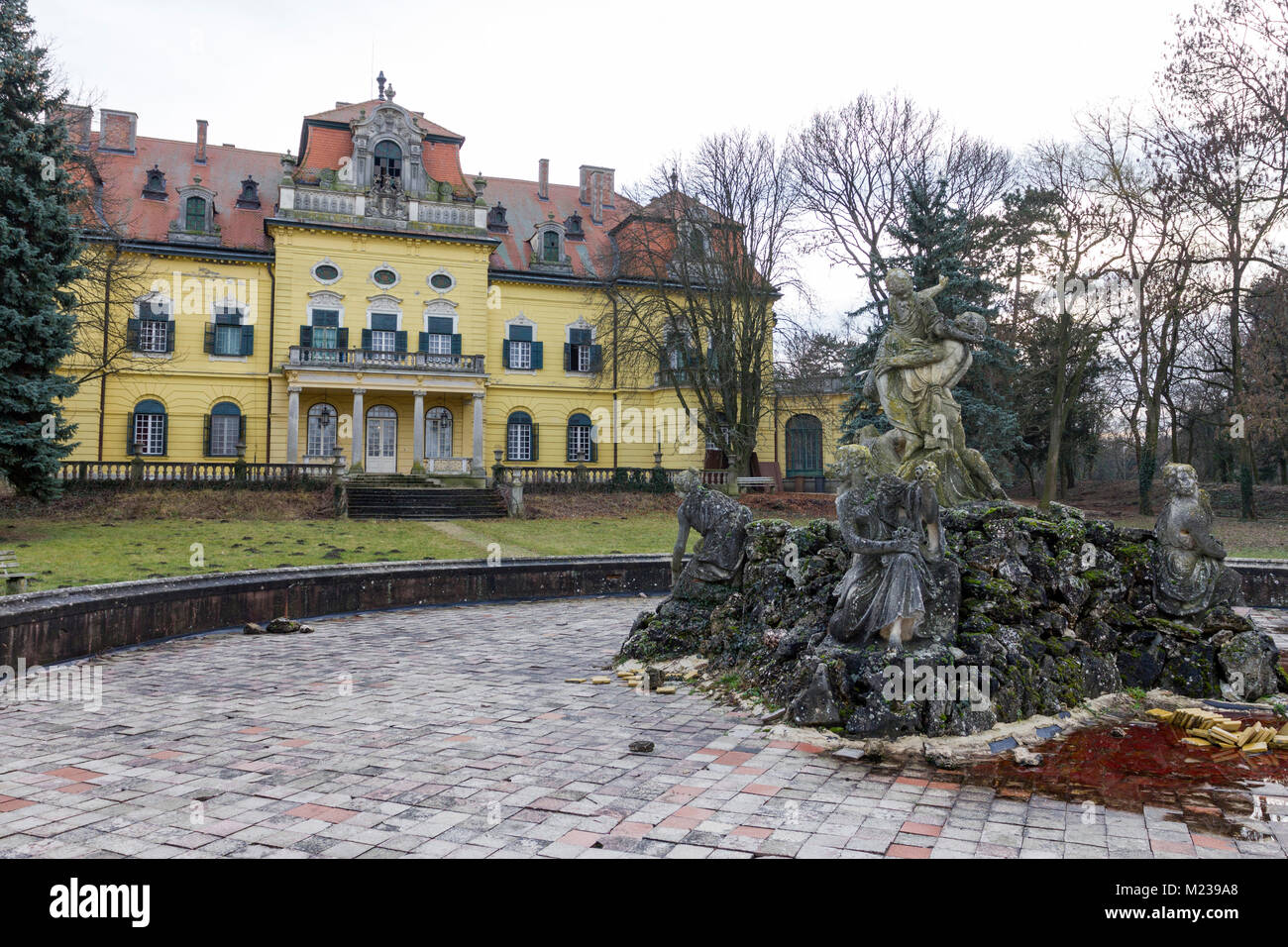 Fontaine à Karolyi palace dans Nagymagocs, Hongrie. Banque D'Images