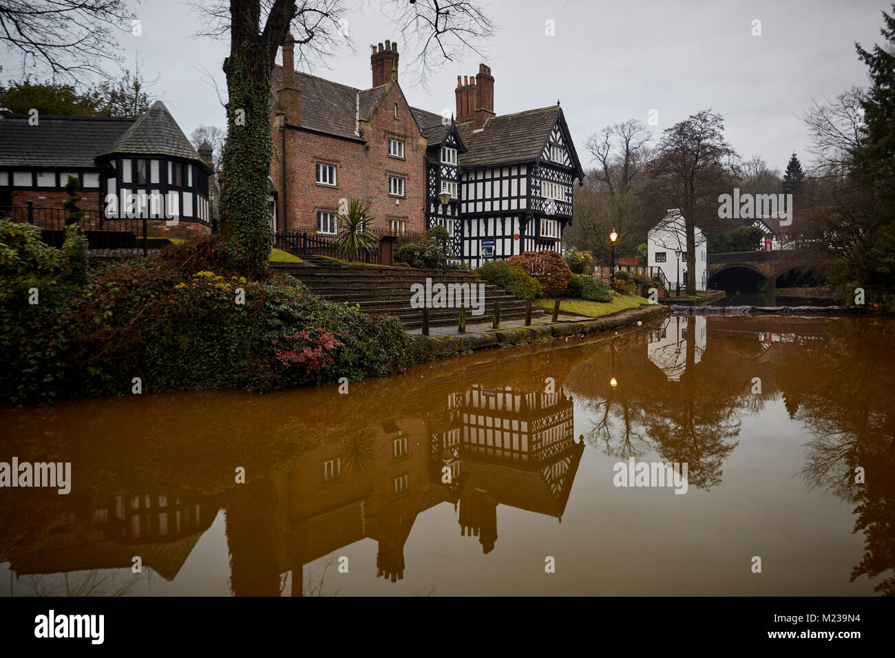 À Salford, Manchester Worsely, le paquet Chambre bâtiment classé grade 2, et le bateau pas directement en face d'elle, remontent à 1760 Banque D'Images