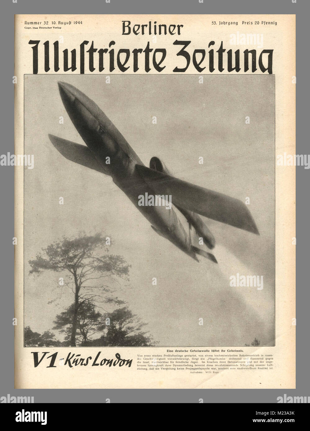 WW2 ...Nazi VI Rocket 'Buzz' Bomb 1944/1945 propagande du journal nazi au peuple allemand la "arme de terreur" V1 bombe à roquette (bombe buzz) lancée à partir d'un lance-roquettes mobile dans le nord de la France dans sa dernière émission le 30 janvier, 1945 Adolf Hitler a promis, malgré une défaite imminente, la « victoire finale » avec V1 et V2 bombes à roquette. La victoire alliée a eu lieu en avril 1945 quand il a commis le suicide... image de l'historique Berliner Ilustrierte Zeitung (journal de propagande illustré Berlin) Banque D'Images