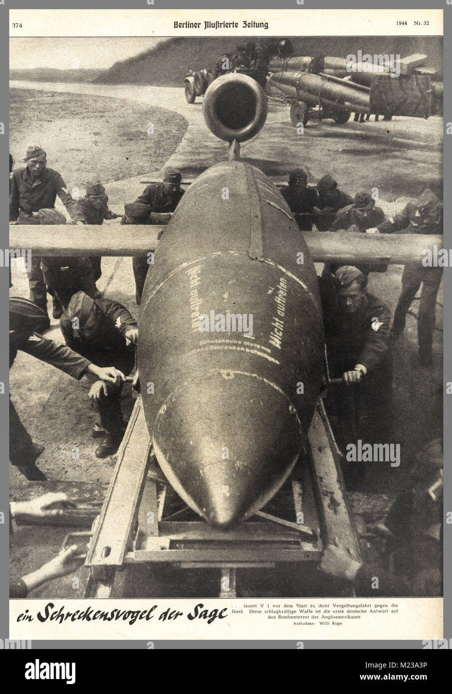 WW2 ....VI et V2 Rockets 1944/1945 propagande nazie au peuple allemand la bombe-roquette V1 (bombe buzz) "arme terroriste miracle" mise en place sur des lance-roquettes mobiles dans le nord de la France lors de sa dernière émission le 30 janvier, 1945 Adolf Hitler a promis malgré une défaite imminente la «victoire finale» avec des bombes fusées V1 et V2. Avril 1945 il s'est suicidé... Banque D'Images