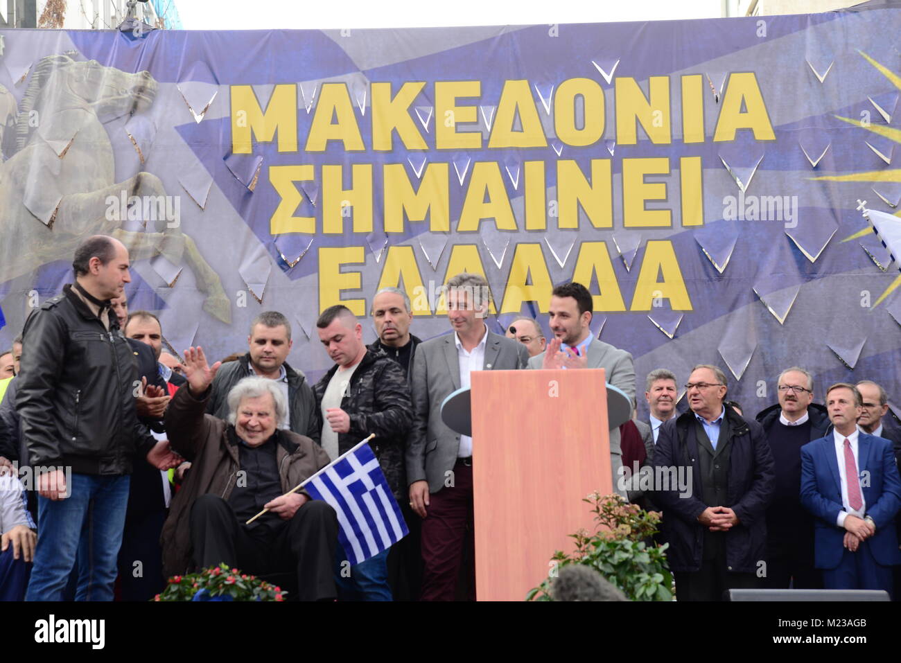 Athènes, Grèce. Le 04 février, 2018. Célèbre compositeur Mikis Theodorakis est saluer les gens dans la place Syntagma Crédit : Dimitrios Karvountzis/Pacific Press/Alamy Live News Banque D'Images