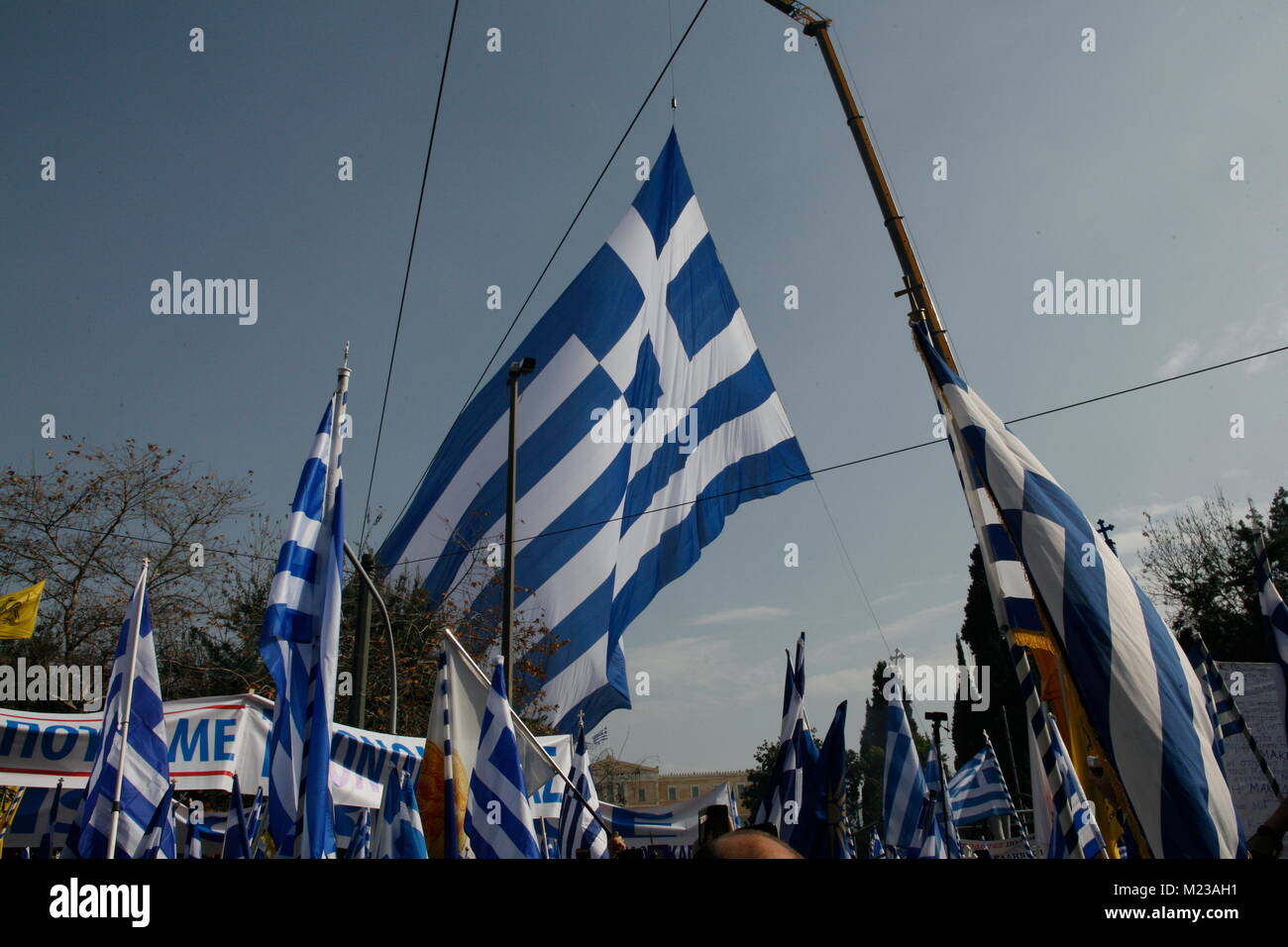 Athènes, Grèce. Le 04 février, 2018. Montée de l'immense drapeau grec dans la place Syntagma au cours de la manifestation. Credit : Dimitrios Karvountzis/Pacific Press/Alamy Live News Banque D'Images