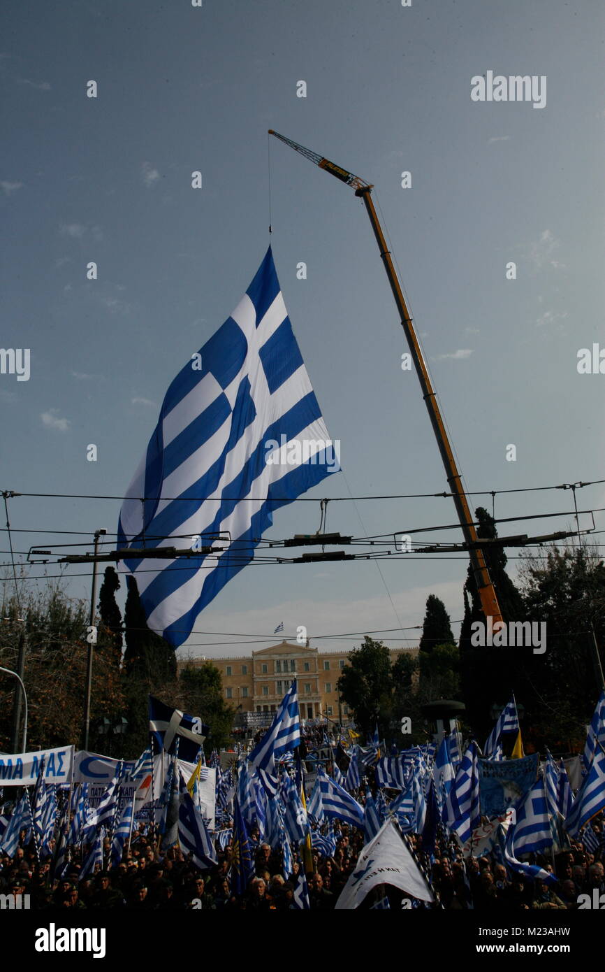 Athènes, Grèce. Le 04 février, 2018. Montée de l'immense drapeau grec dans la place Syntagma au cours de la manifestation. Credit : Dimitrios Karvountzis/Pacific Press/Alamy Live News Banque D'Images