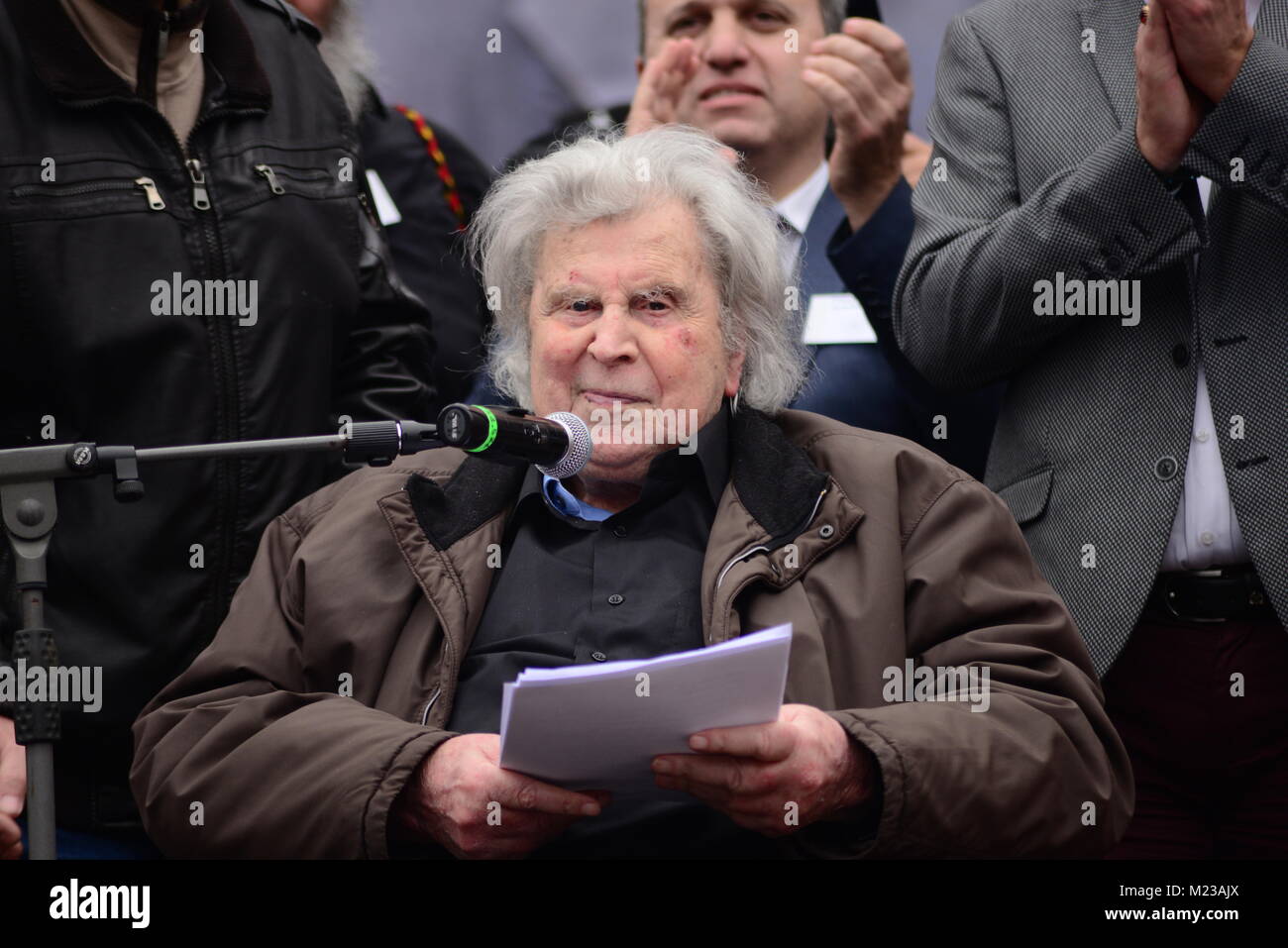 Athènes, Grèce. Le 04 février, 2018. Célèbre compositeur Mikis Theodorakis, au cours de son discours à la manifestation. Credit : Dimitrios Karvountzis/Pacific Press/Alamy Live News Banque D'Images