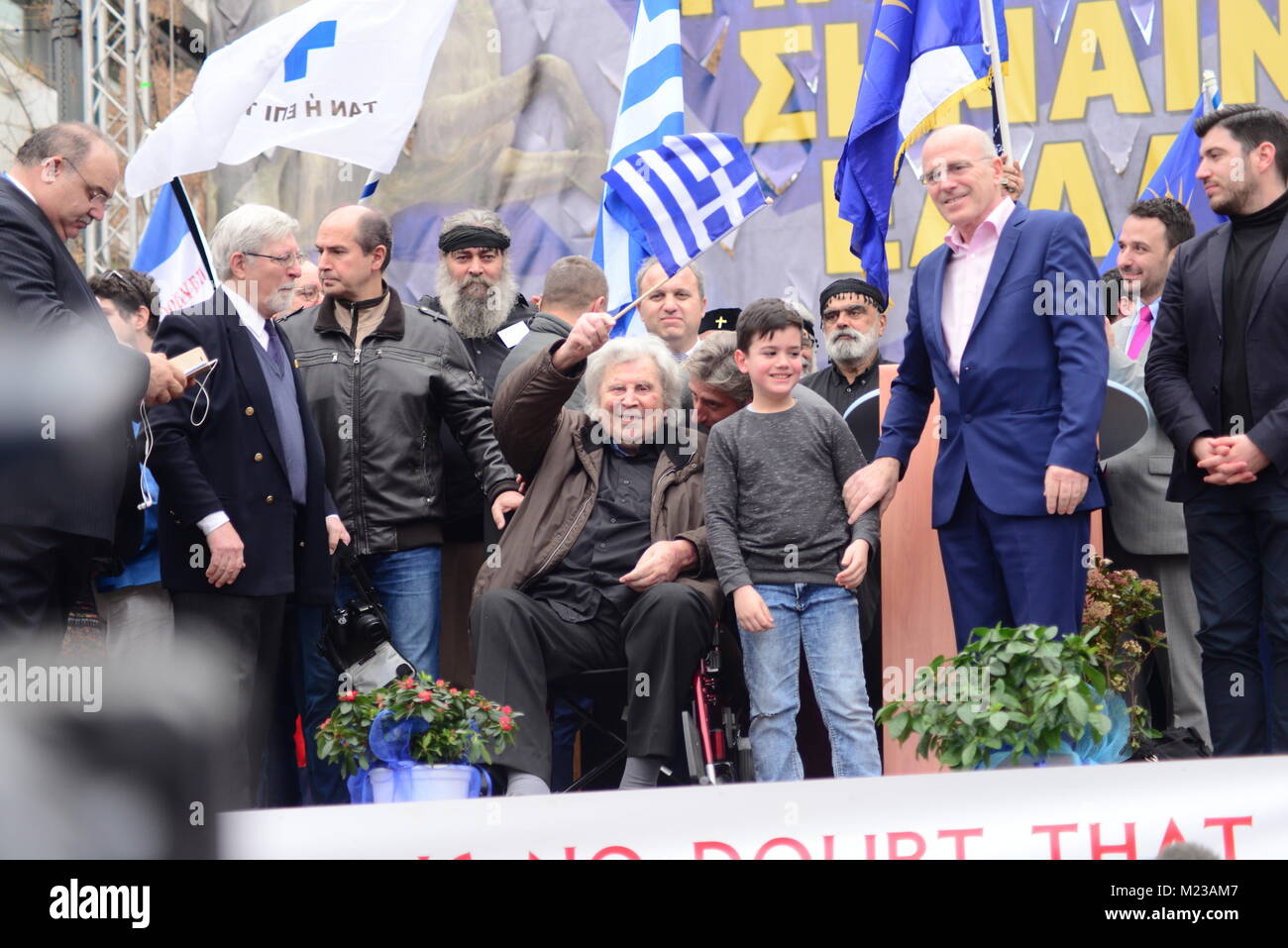 Athènes, Grèce. Le 04 février, 2018. Célèbre compositeur Mikis Theodorakis est brandissant le drapeau grec, après la fin de son discours. Credit : Dimitrios Karvountzis/Pacific Press/Alamy Live News Banque D'Images