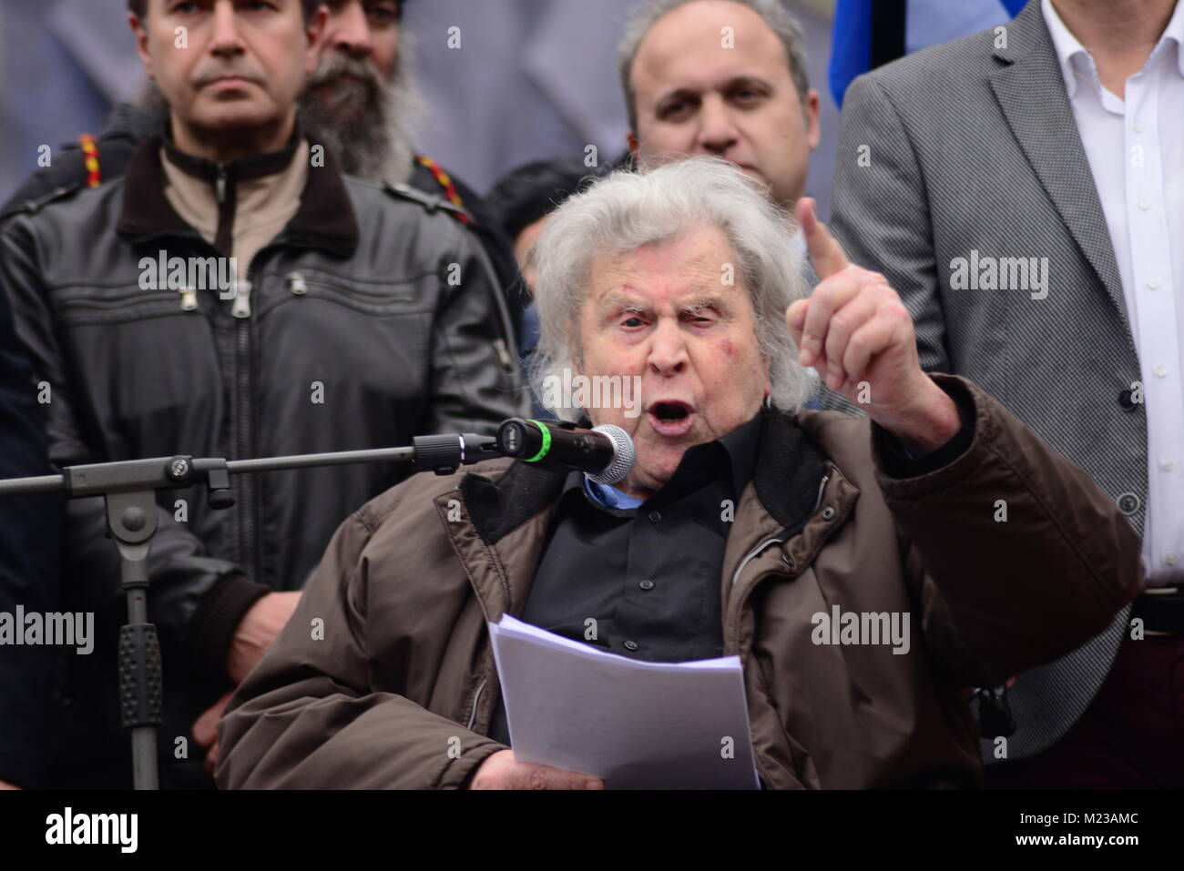 Athènes, Grèce. Le 04 février, 2018. Célèbre compositeur Mikis Theodorakis, au cours de son discours à la manifestation. Credit : Dimitrios Karvountzis/Pacific Press/Alamy Live News Banque D'Images