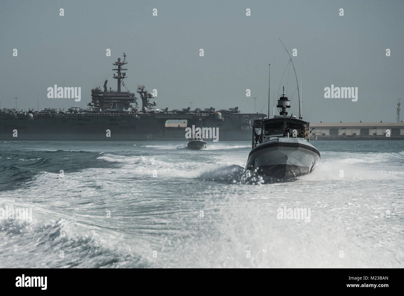 180126-N-HT014-0078 BAHREÏN (Jan 26, 2018) Les marins affectés au commandant, Task Group (TG) 56,7, fournir la protection des actifs de grande valeur pour le porte-avions USS Theodore Roosevelt (CVN 71) car il passe à Khalifa Bin Salman port, Bahreïn. TG 56,7 mène des opérations de sécurité maritime afin d'assurer la liberté de mouvement pour le transport stratégique et des navires opérant dans les eaux côtières et les zones côtières de la 5e flotte américaine zone d'opérations. (U.S. Photo par marine Spécialiste de la communication de masse 1re classe Ernesto Bonilla/libérés) Banque D'Images
