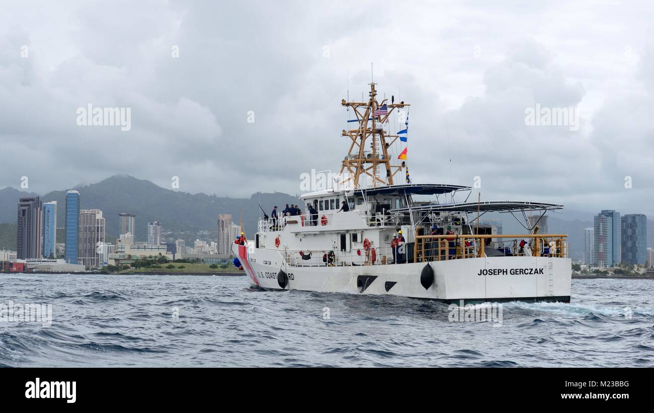 L'équipage de la garde-côte de Joseph Gerczak (CMP 1126) arrivent à leur nouveau port d'attache d'Honolulu le 4 février 2018, à la suite d'un transit de 42 jours à partir de Key West, en Floride, où la faucheuse a été livré. Le Gerczak est le deuxième des trois 154 pieds de coupeurs de réponse rapide d'arriver à New York. (U.S. Photo de la Garde côtière canadienne par le Premier maître de Sara Muir/libérés) Banque D'Images