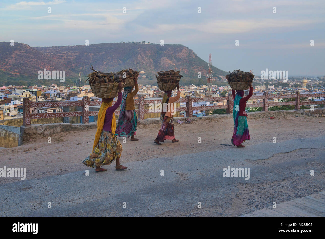 Des femmes transportant du bois de chauffage, Bundi, Rajasthan, Inde Banque D'Images