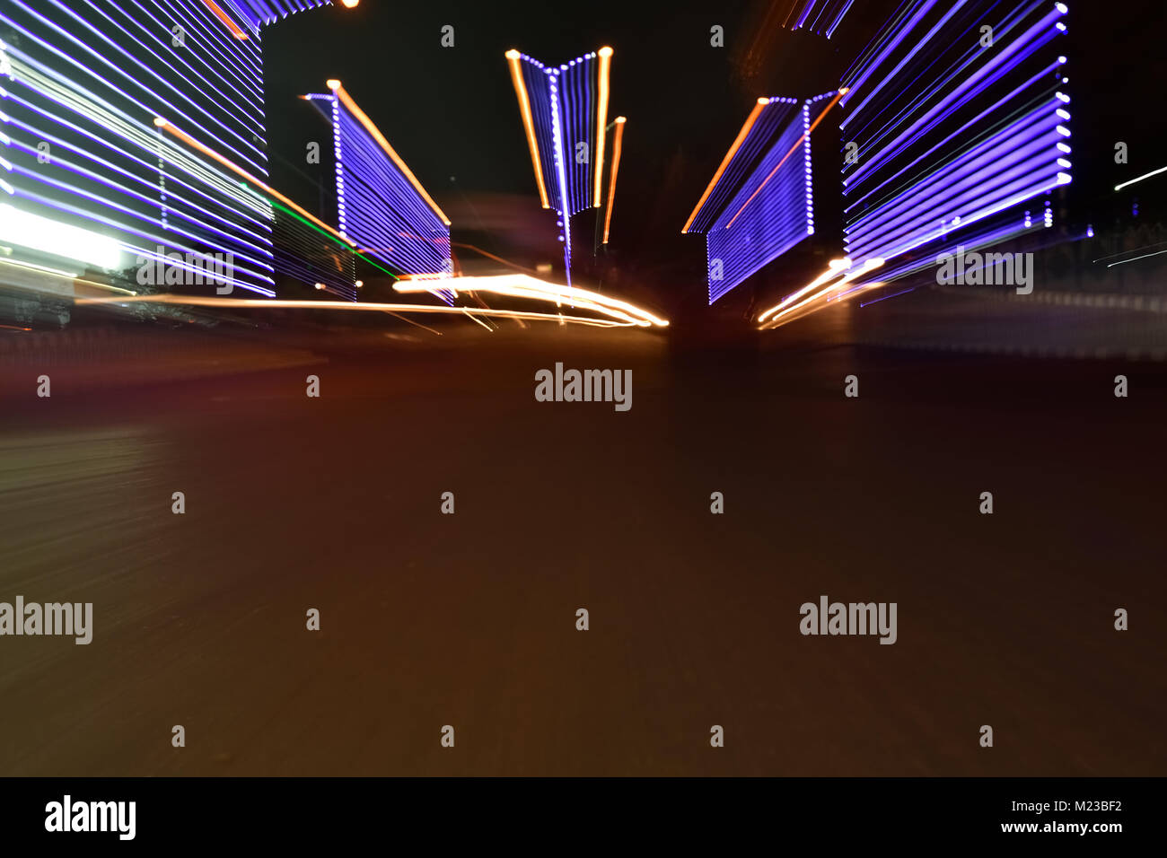 Résumé location trail sur la route. Résumé image de nuit feu de circulation sur la rue. Banque D'Images