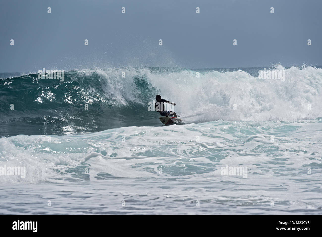 Surfeur sur la plage près de Puerto Viejo, Costa Rica Banque D'Images