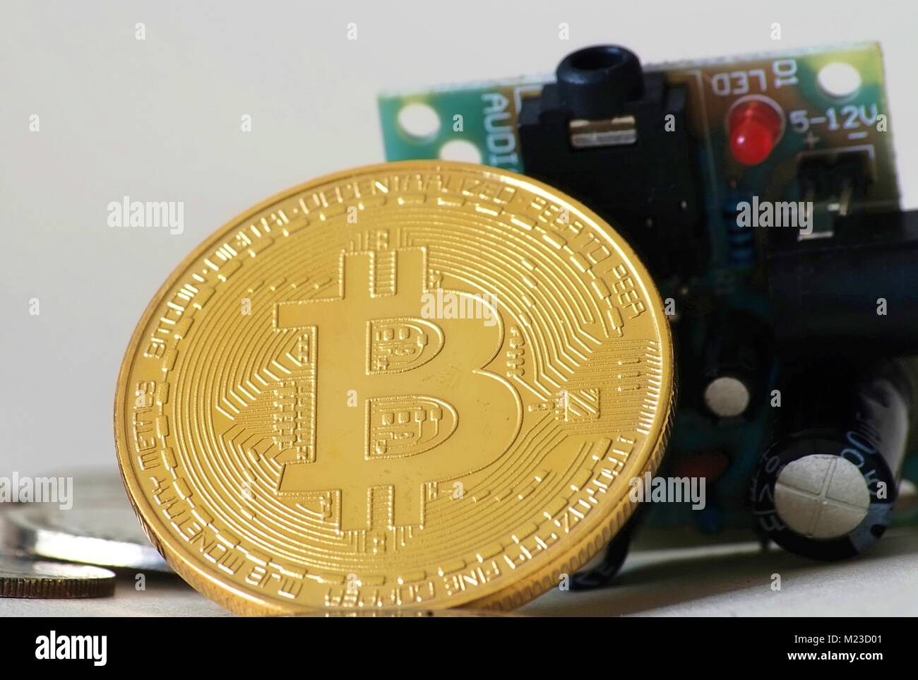 Bitcoin or avec logo s'appuyant sur un système électronique digital circuitboard Banque D'Images