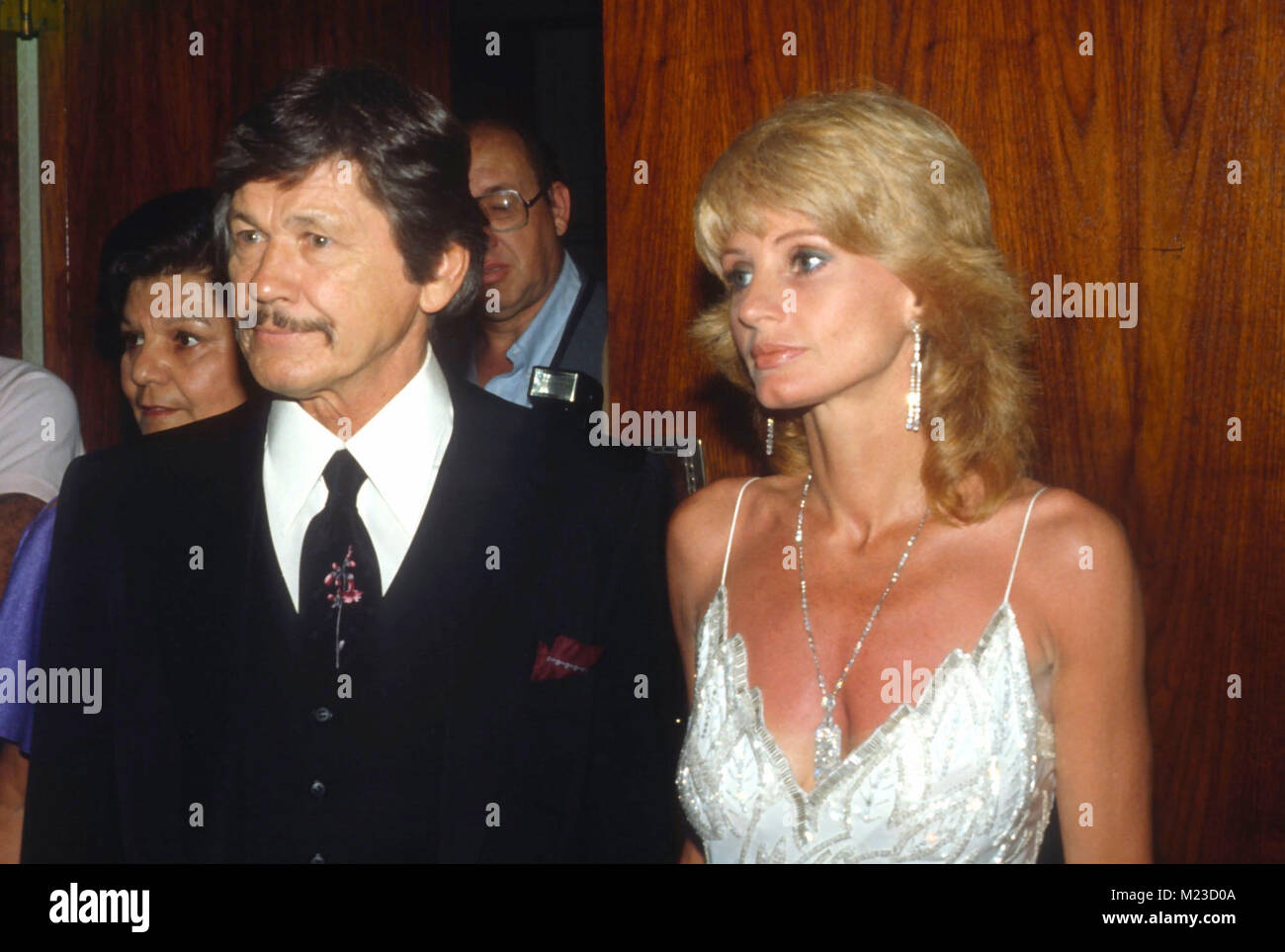 LOS ANGELES, CA - 9 mai : (L-R) Charles Bronson Acteur et l'actrice Jill Ireland assister à l'événement honorant Carol Burnett le 9 mai 1981 à l'hôtel Century Plaza Hotel de Los Angeles, Californie. Photo de Barry King/Alamy Stock Photo Banque D'Images