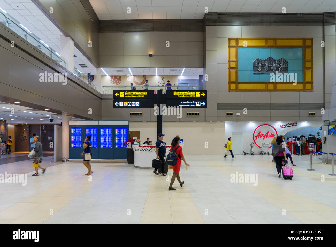 Thaïlande - janvier 02, 2018 : les visiteurs de marcher autour de Hall de départ de l'Aéroport International de Don Mueang, la borne 2 est l'aéroport pour lignes aériennes de budget Banque D'Images