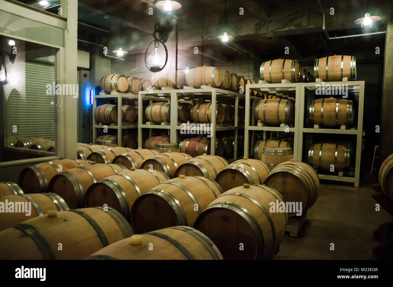 Des tonneaux de bois utiliser pour stocker le vin produit japonais dans les caves sur Furano, Hokkaido. Furano Winery est ouvert au public et comprend une dégustation de vin Banque D'Images