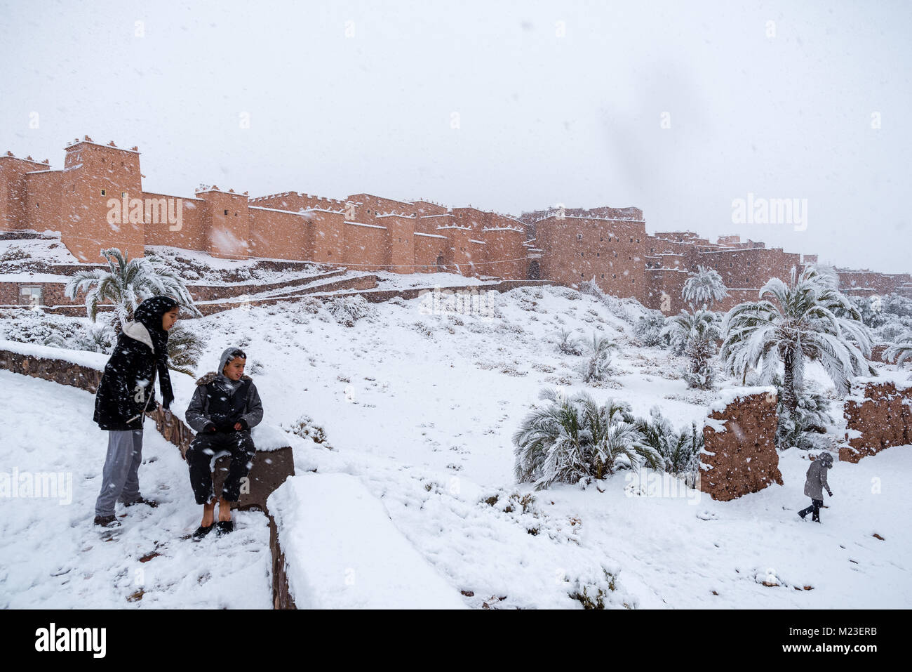 kasbah-de-taourirt-au-cours-de-neige-ouarzazate-maroc-m23erb.jpg