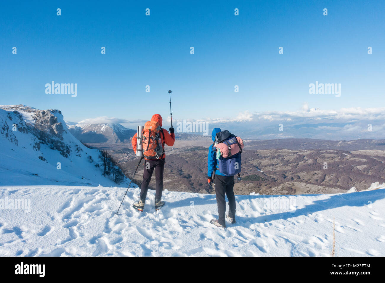 Les hommes de la randonnée dans la neige Banque D'Images