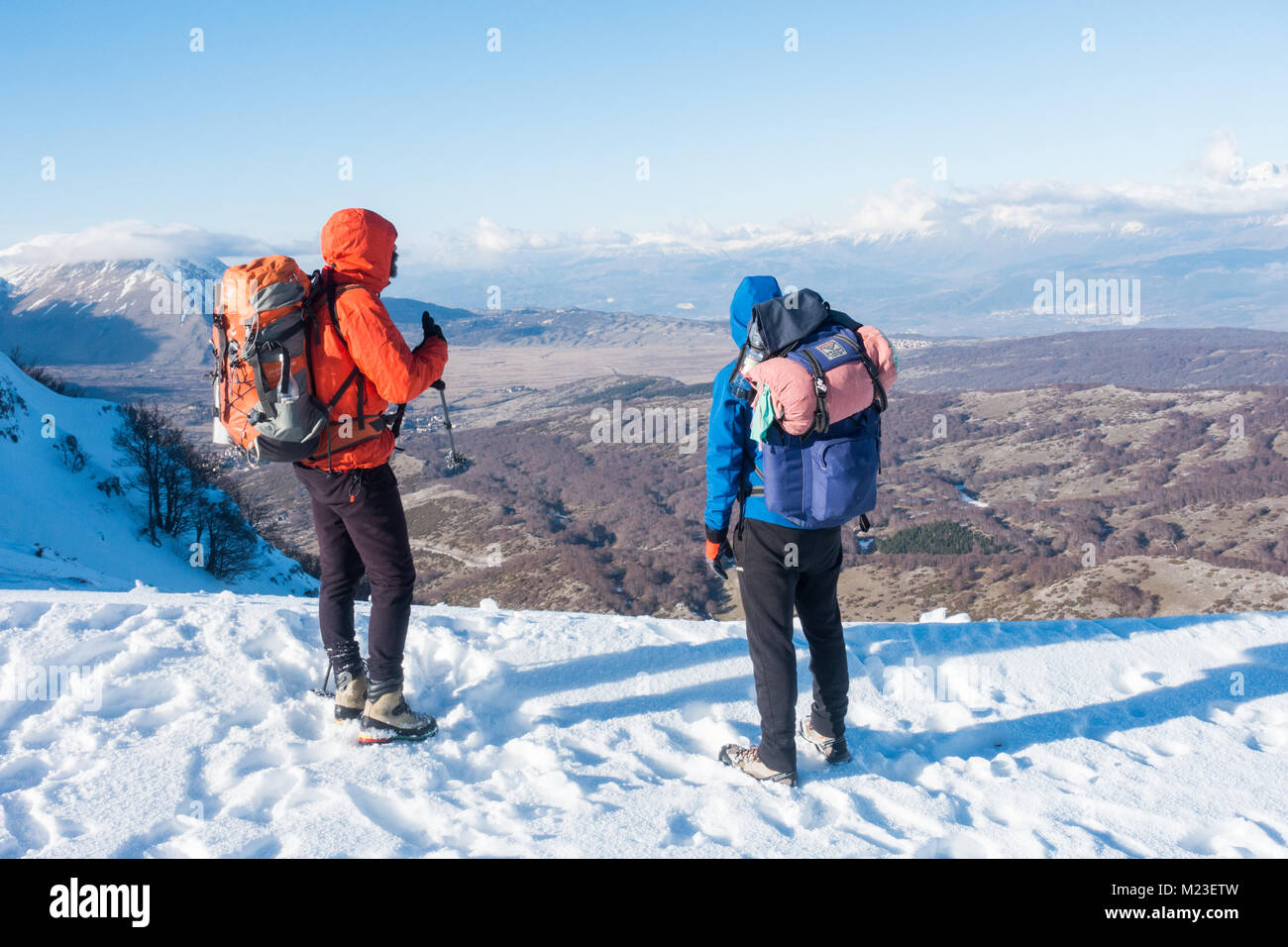 Les hommes de la randonnée dans la neige Banque D'Images
